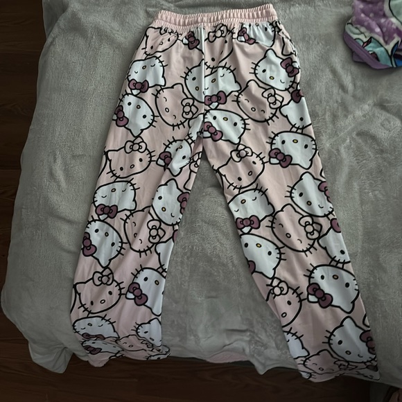 Hello kitty pajama l NO SHIPPING l - Picture 2 of 3